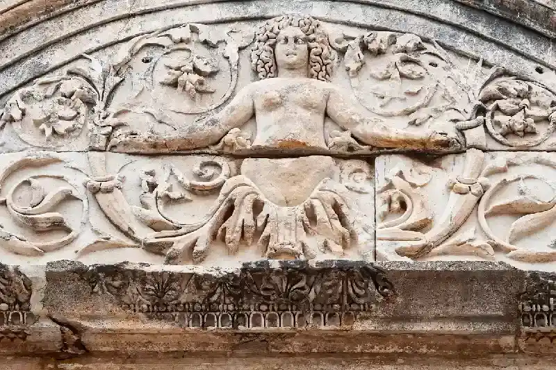 la statua nel portone del tempio di adriano , il tempio di adriano