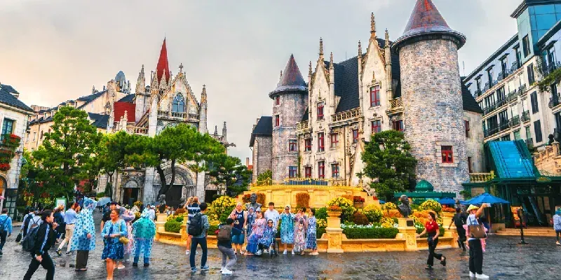La plaza central de la ciudad medieval de piedra con una catedral católica y un castillo en el Parque Ba Na Hills, Da Nang, Vietnam.
