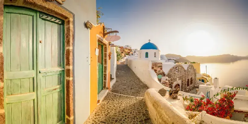 Calle típica de Oia, pueblo tradicional griego de Santorini, Grecia, panorama.