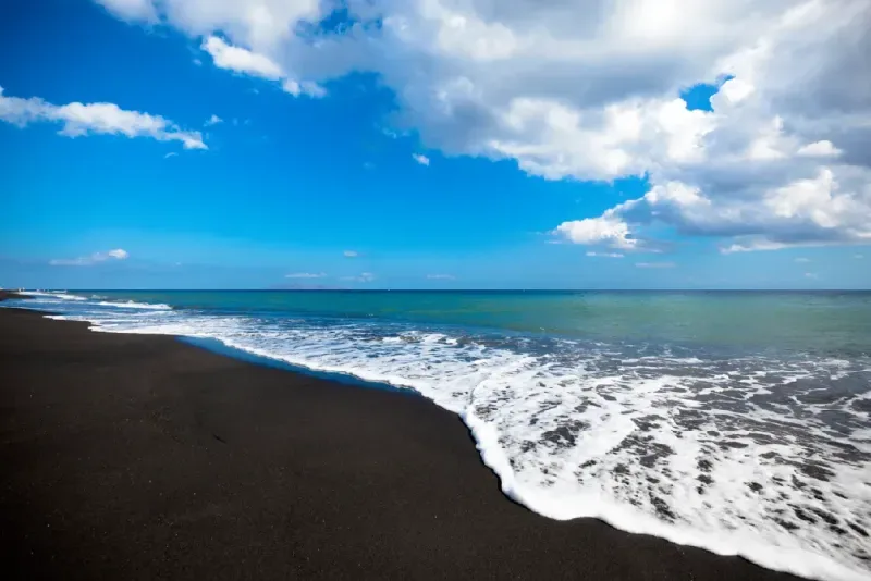 paisaje-marino-de-la-playa-negra-de-perissa-en-santorini-grecia-con-dramaticas-nubes