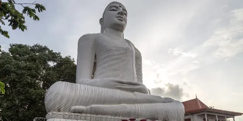 Estatua de Buda Bahirawakanda Vihara en Kandy, Sri Lanka.