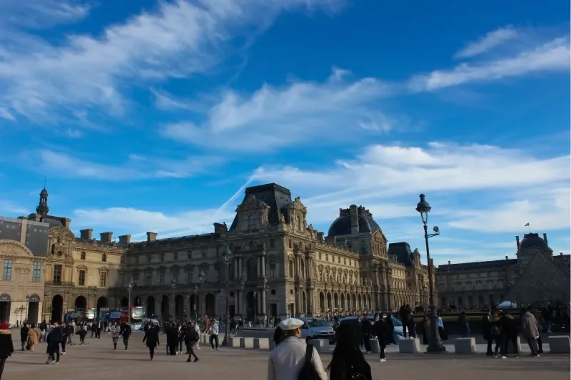 Das Louvre-Museum in Paris als eines der größten Museen der Welt mit klassischer Architektur.