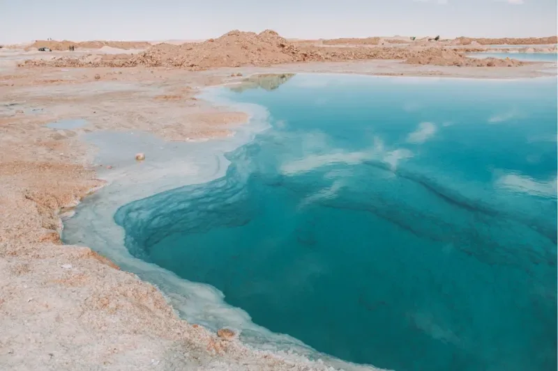 Ruhiger Salzsee unter zarten Wolken in der Siwa-Oase, Ägypten