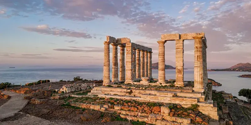 vista-aerea-del-templo-de-poseidon-en-cabo-sunion-durante-el-atardecer