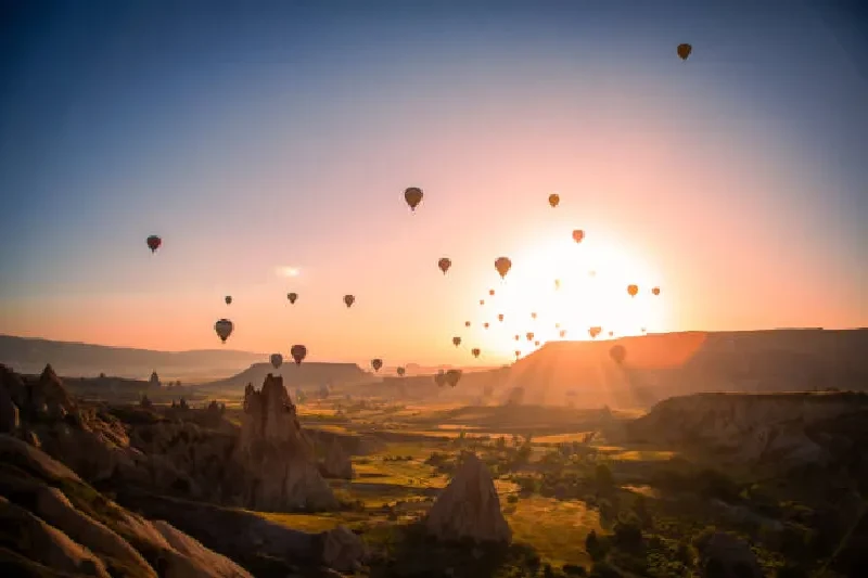 Heißluftballons bei Sonnenaufgang über den Felsformationen von Kappadokien, Göreme, Türkei