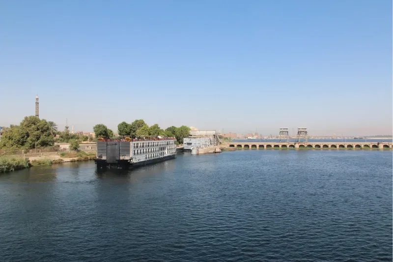 Veduta di diverse navi da crociera in coda sul fiume Nilo, in attesa di attraversare la chiusa di Esna.