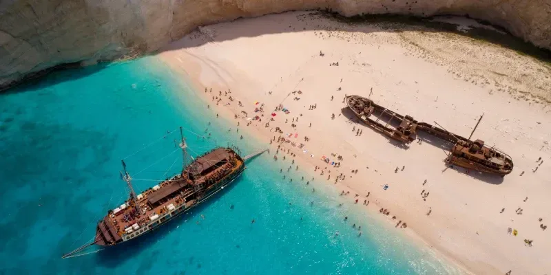 Mucha gente en la famosa playa del naufragio de Navagio en la isla de Zakynthos, Grecia.
