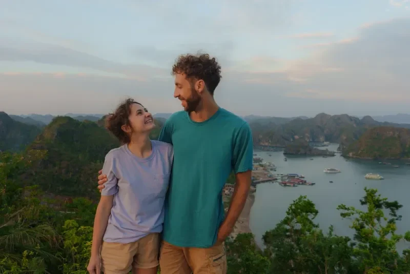 Un hombre y una mujer en un mirador con vistas a la bahía de Ha Long en Vietnam.