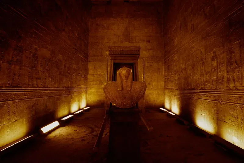Camera interna del tempio di Horus a Edfu, in Egitto.