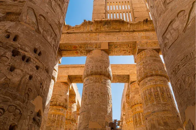 Bemalte Säulen mit Hieroglyphen in der Säulenhalle des Karnak-Tempels in Luxor