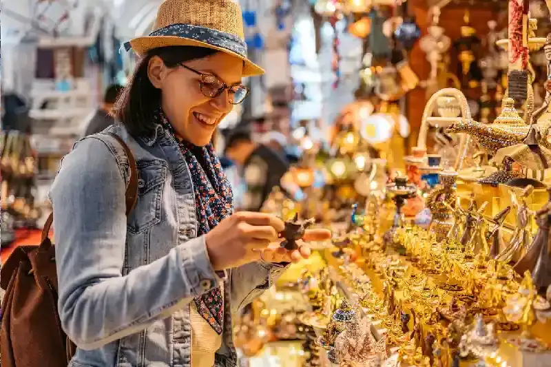 una turista fa shopping nel gran bazar turchia , gran bazar istanbul