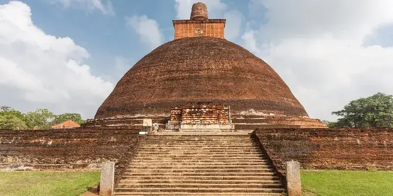Dagoba de la estupa Jetavanaramaya en las ruinas de Jetavana, Anuradhapura, Sri Lanka.