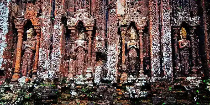 Estatuas antiguas en el Santuario My Son, Quang Nam, Vietnam.