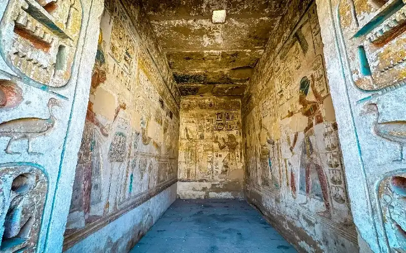 Vue générale du temple de Médinet Habou et de son enceinte sur la rive ouest de Louxor