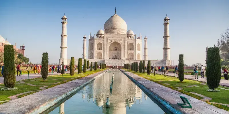 personas-visitando-majestuoso-taj-mahal-agra