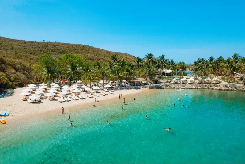 Hermosa playa en la costa de la bahía de Dam, Nha Trang, Vietnam.