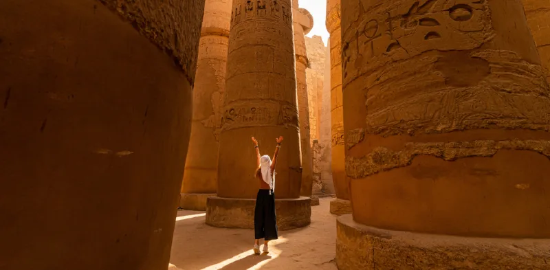 Un turista camina entre las columnas de la Gran Sala Hipóstila del templo de Karnak.