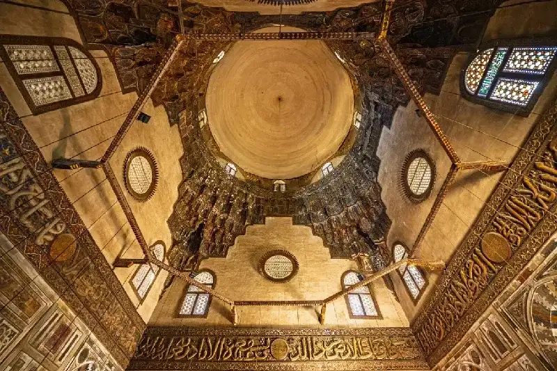 Das Innere der Sultan-Hassan-Moschee in der Altstadt von Kairo