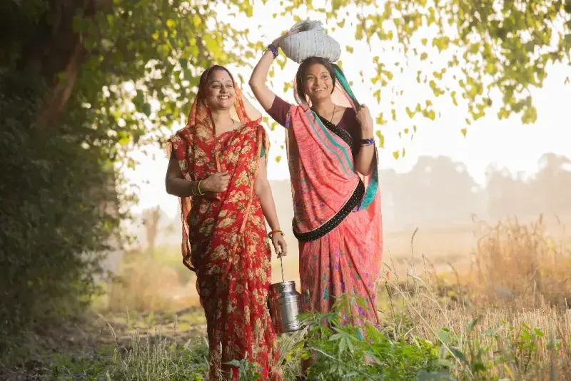 Amigas con almuerzos preparados, India.