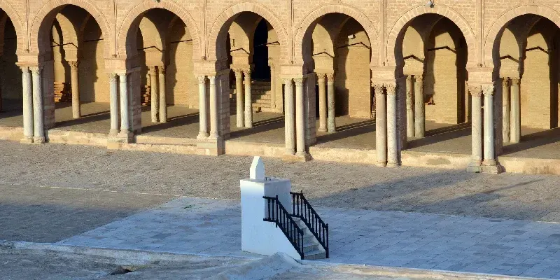 La Gran Mezquita de Kairouan, Túnez, también conocida como la Mezquita de Uqba