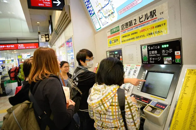 I giapponesi stanno comprando i biglietti del treno