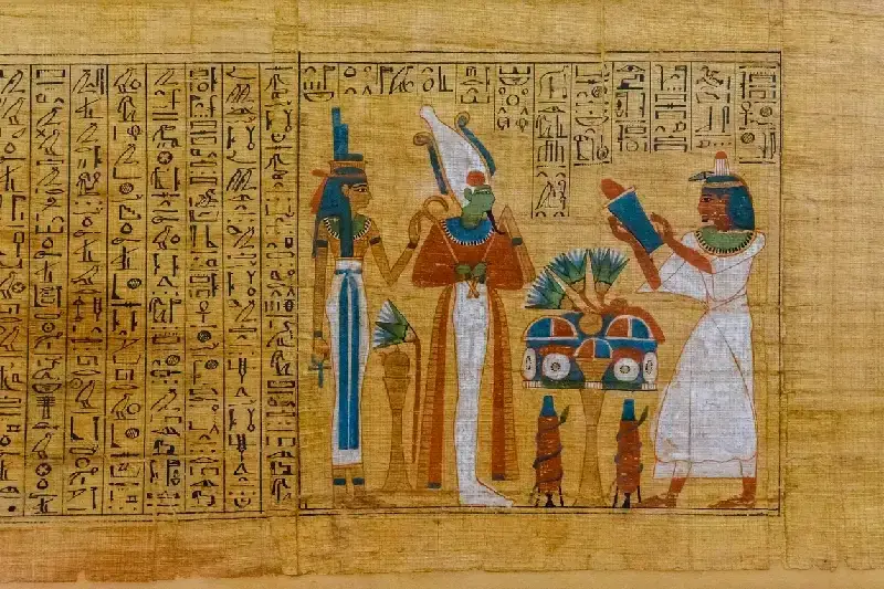 Antiker ägyptischer Papyrus mit verschiedenen Darstellungen und Hieroglyphen aus dem alten Ägypten.