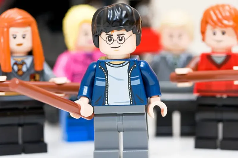 Kleine Harry-Potter-Minifiguren aus Lego, darunter Harry, Hermine und andere Charaktere der Zauberwelt.