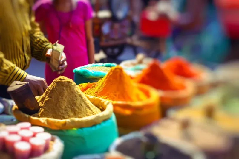 Especias en polvo y hierbas de colores en un mercado callejero tradicional de Delhi, India.