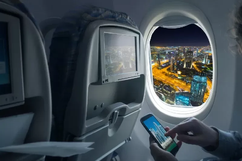 un viaggiatore in un'aerio a dubai , Quanto costa un viaggio a dubai