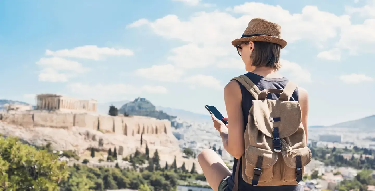 joven-viajera-usando-telefono-movil-al-aire-libre