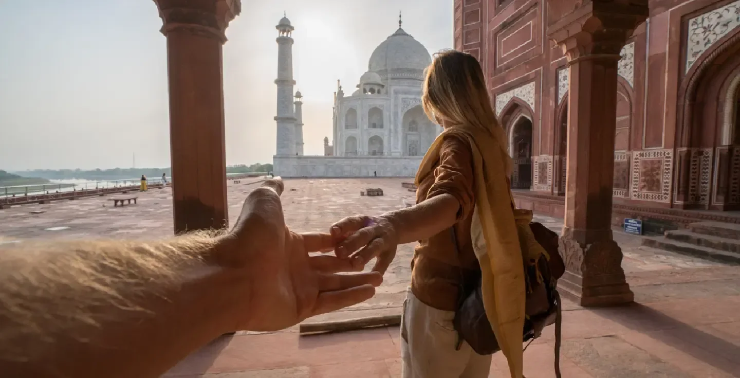Pareja tomándose de las manos en el Taj Mahal