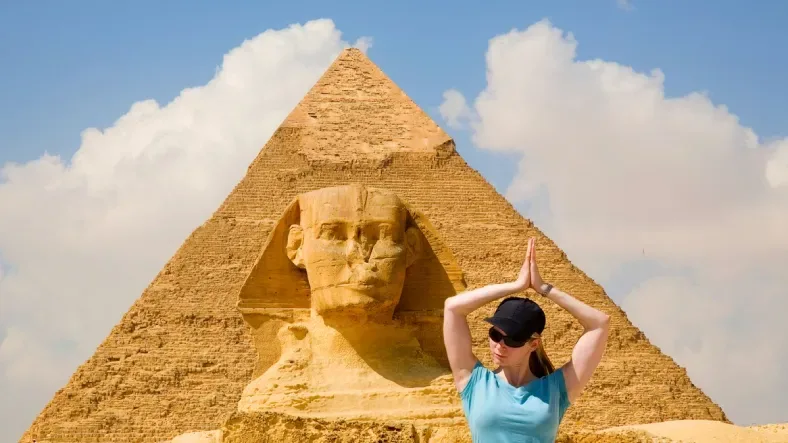 Donna davanti alle PIramidi di Giza