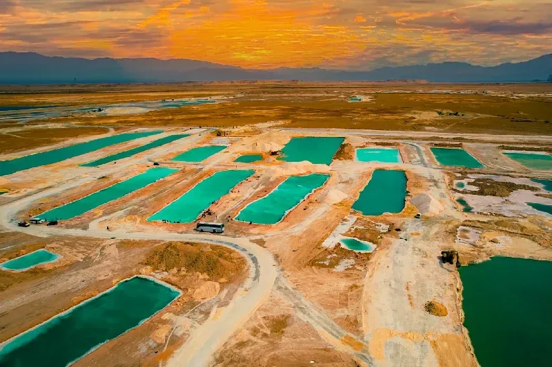 Salzseen der Siwa-Oase in Ägypten, mit kristallklarem Wasser, das den Himmel wie ein Spiegel reflektiert, umgeben von weiß schimmernden Salzformationen in der Wüste