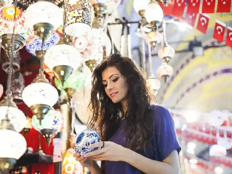 una turista al gran bazar , cosa comprare in turchia