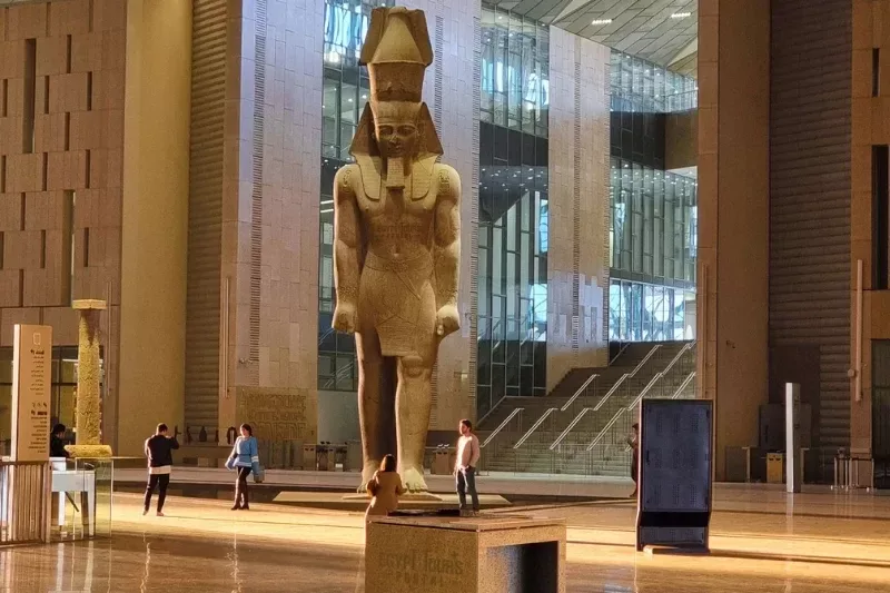 Statua di Ramses II, tour del grande museo egizio