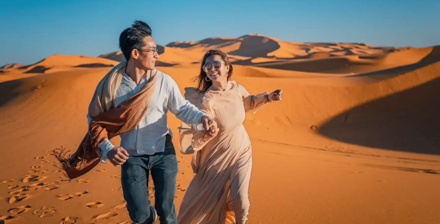 retrato-de-casal-chines-asiatico-correndo-no-deserto-do-saara-marrocos