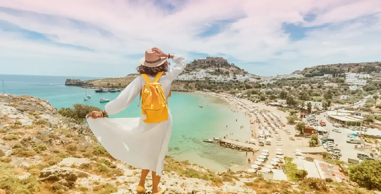 mujer-asiatica-feliz-viaja-por-grecia