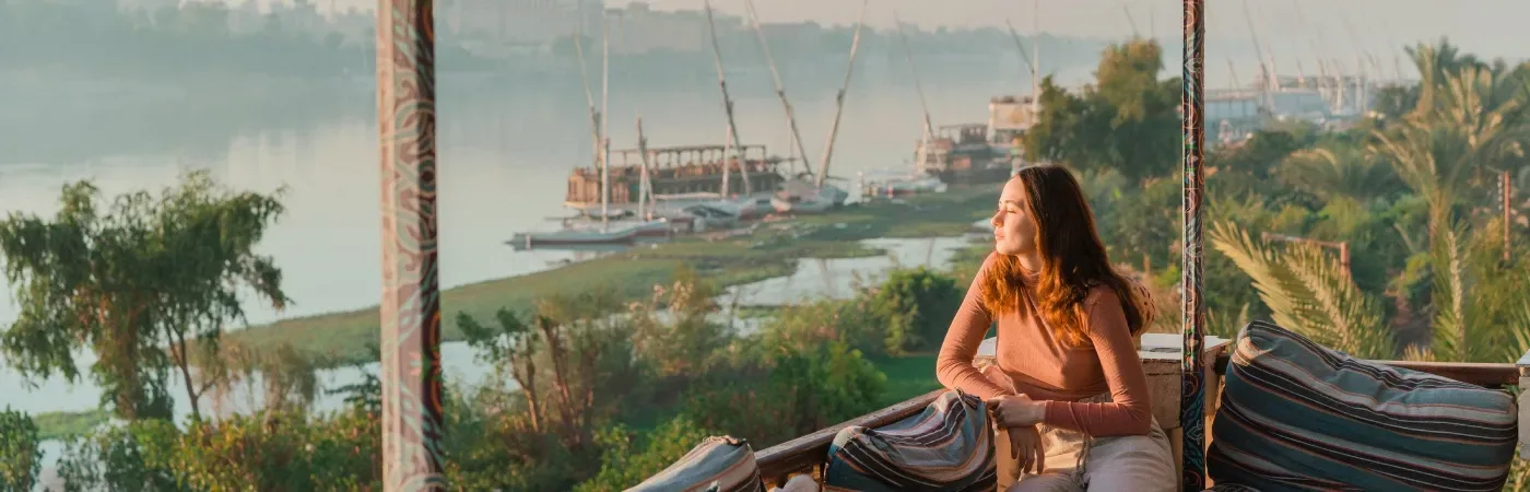Ragazza guarda il tramonto sul fiume Nilo in Egitto