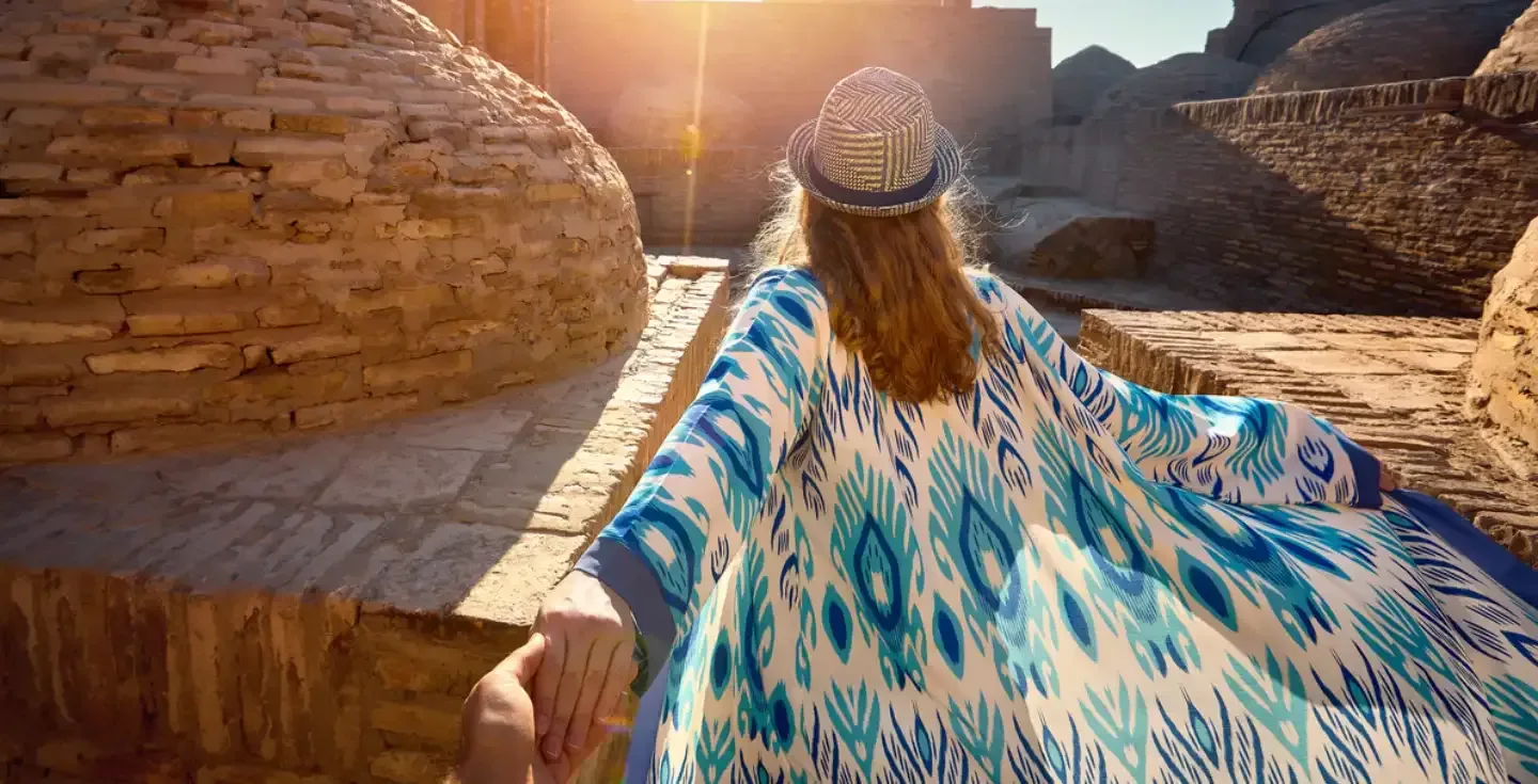 mujer-turista-en-la-ciudad-antigua-de-jiva-uzbekistan