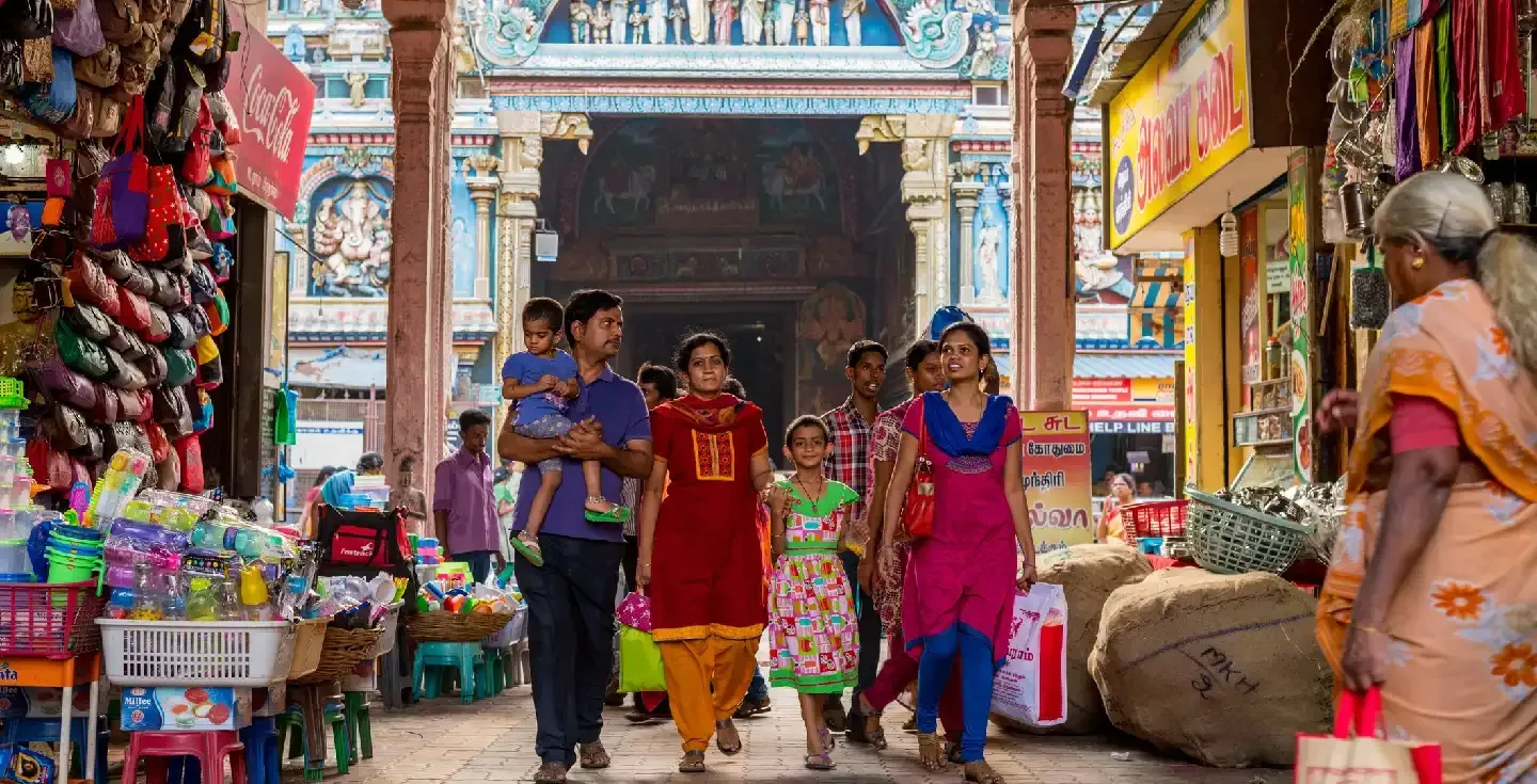 Familia india junto al templo Meenakshi - Madurai, India.
