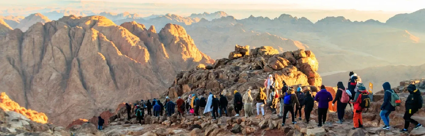 Süd-Sinai, Ägypten: Viele Pilger steigen vom Gipfel eines der berühmsten Berge (Mosesberg) in Ägypten herab.