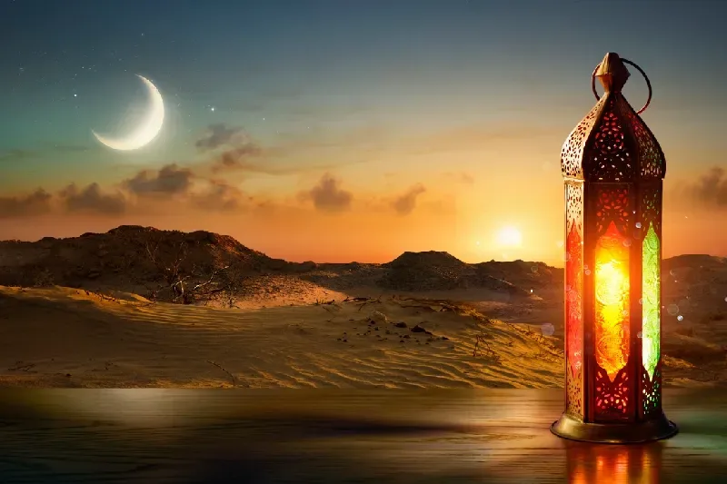 Ramadan Kareem – Arabische Laterne in der Wüste bei Sonnenuntergang mit Halbmond