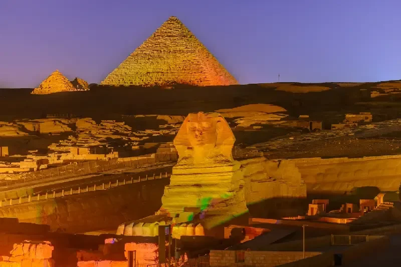 Die Große Sphinx von Gizeh auf der Memphitischen Nekropole in Gizeh, die nach Osten zur aufgehenden Sonne ausgerichtet ist, vor der Cheops-Pyramide im Sonnenuntergang
