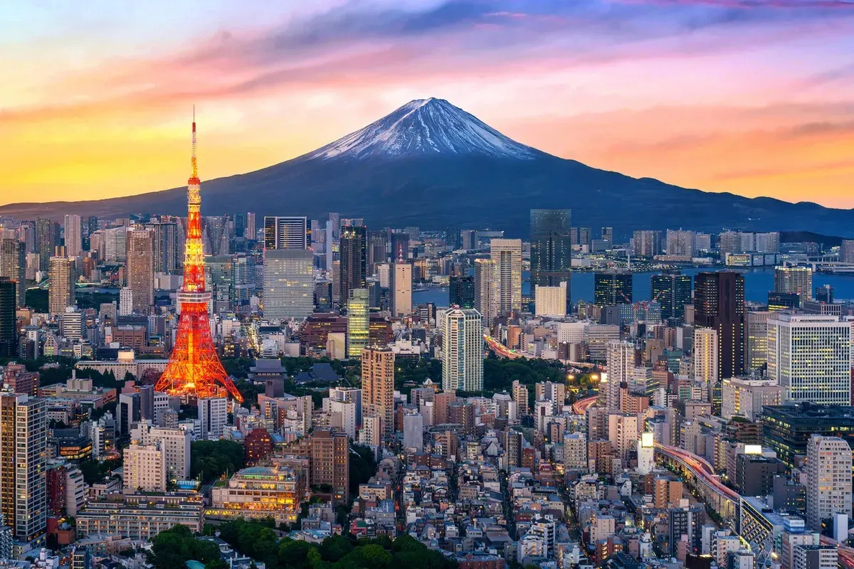 vista-da-cidade-de-toquio-ao-por-do-sol-com-torre-de-toquio-e-monte-fuji-ao-fundo