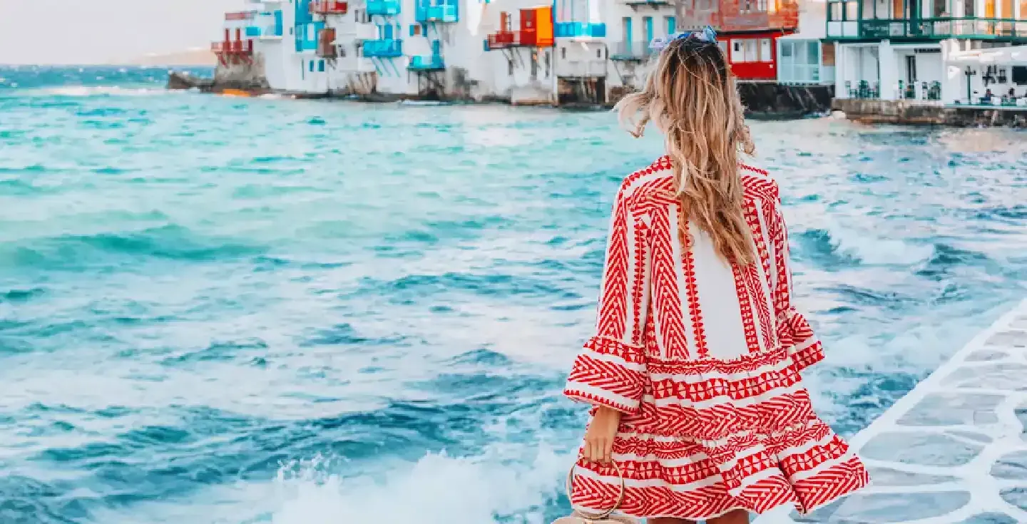 joven-turista-caminando-por-las-calles-de-la-isla-de-mykonos-cicladas-grecia