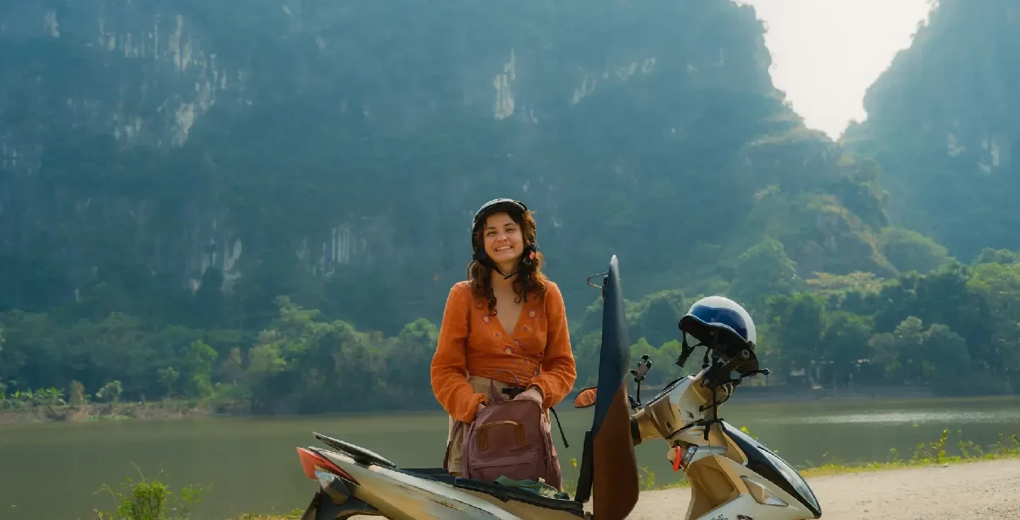 Mujer viajando en scooter en el norte de Vietnam.