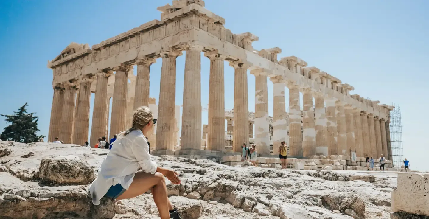mujer-relajandose-mientras-contempla-el-templo-del-partenon-bajo-un-cielo-despejado