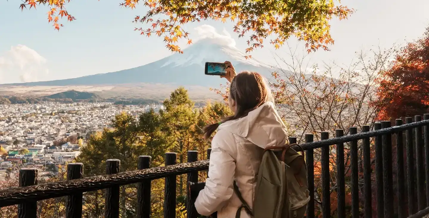 Mujer turista con el monte Fuji en la pagoda Chureito en otoño. 