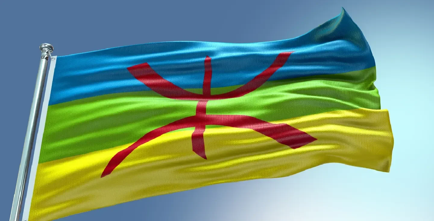 bandera-amazigh-kabyle-ondeando-con-fondo-texturizado