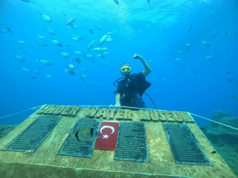 un uomo fa immerisoni in turchia , immersioni in turchia